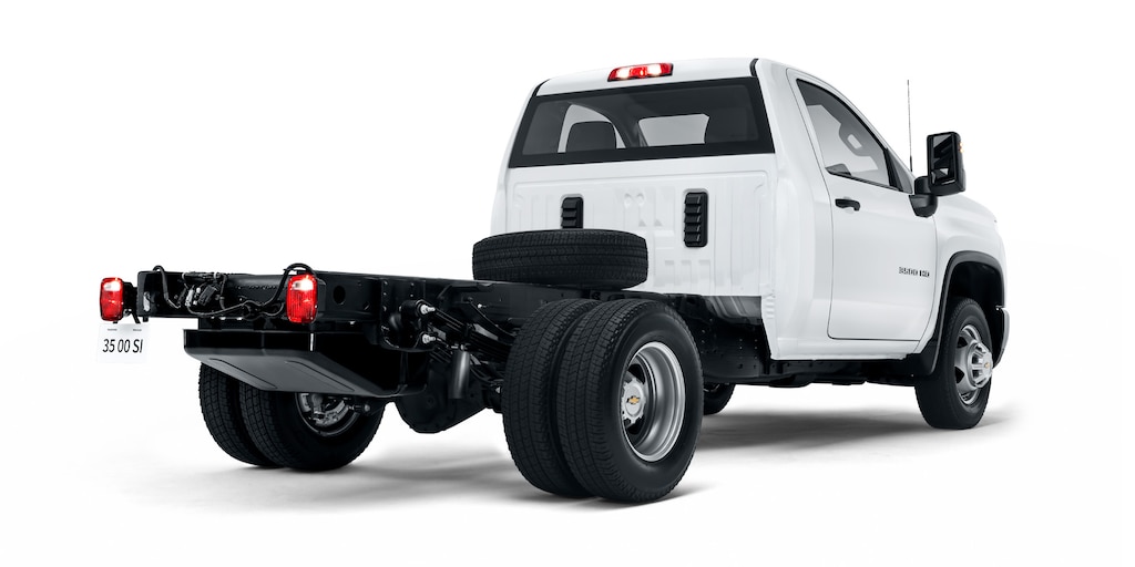 Chevrolet Silverado HD 3500 2025 con gran capacidad de carga de 3,434 kg.